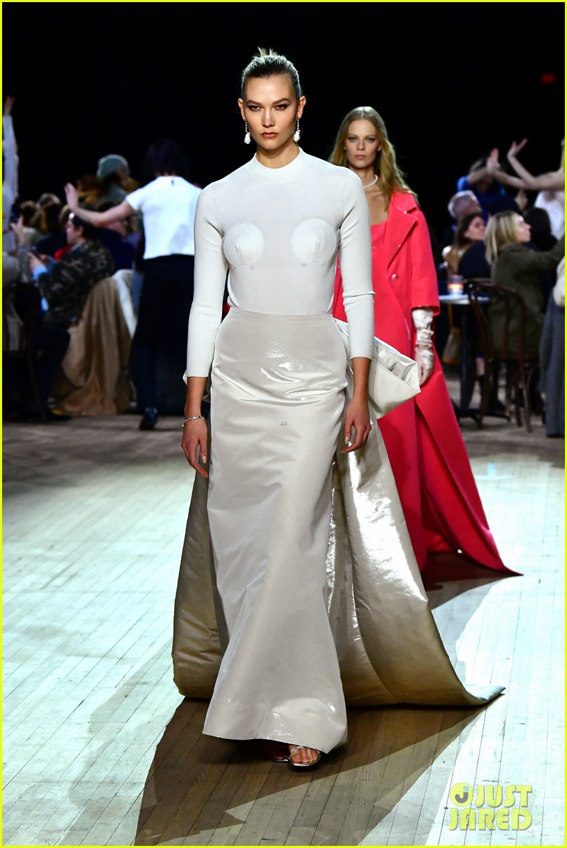 miley cyrus shows off rocking body walking in marc jacobs nyfw 10