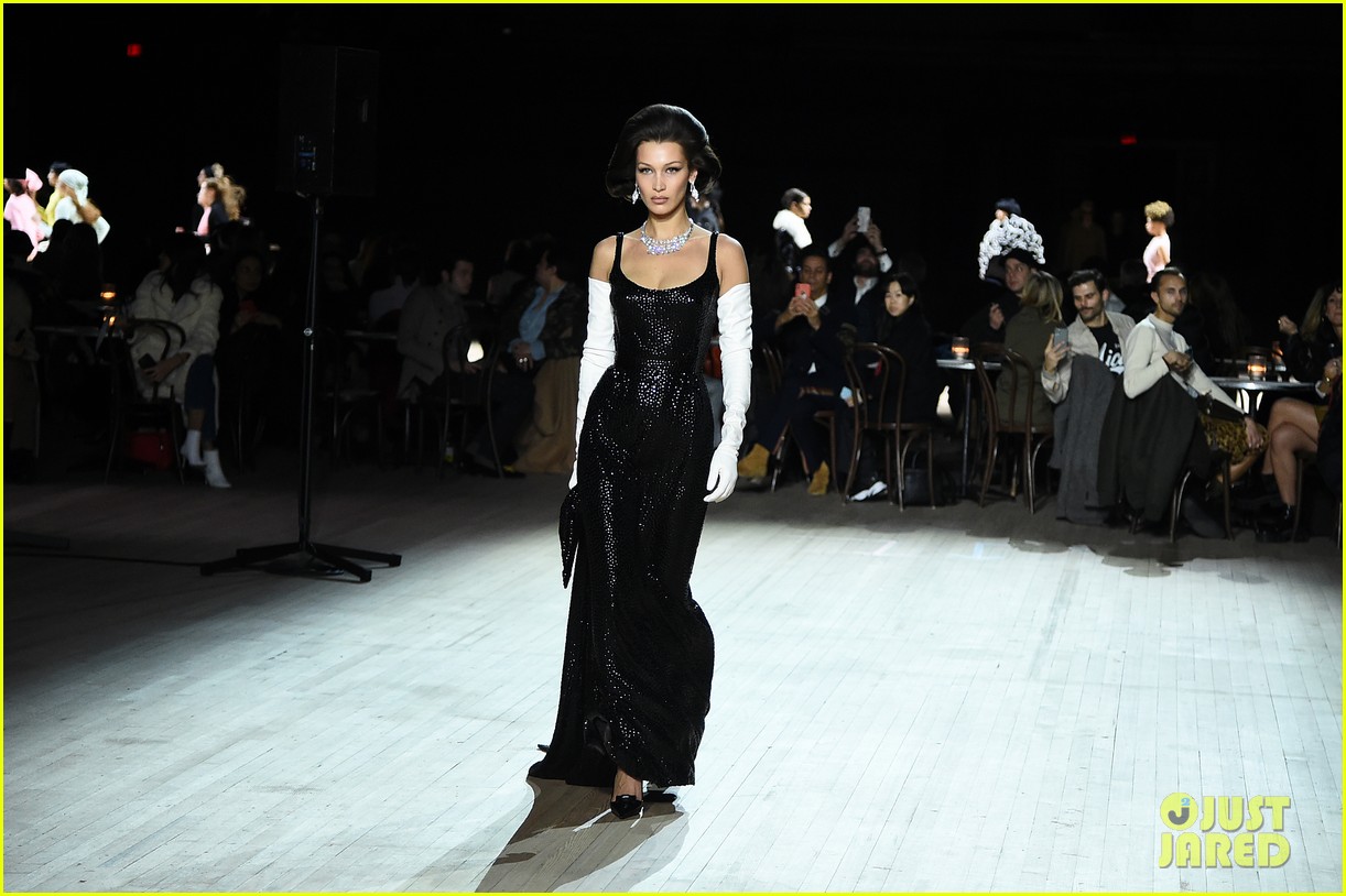 miley cyrus shows off rocking body walking in marc jacobs nyfw 12