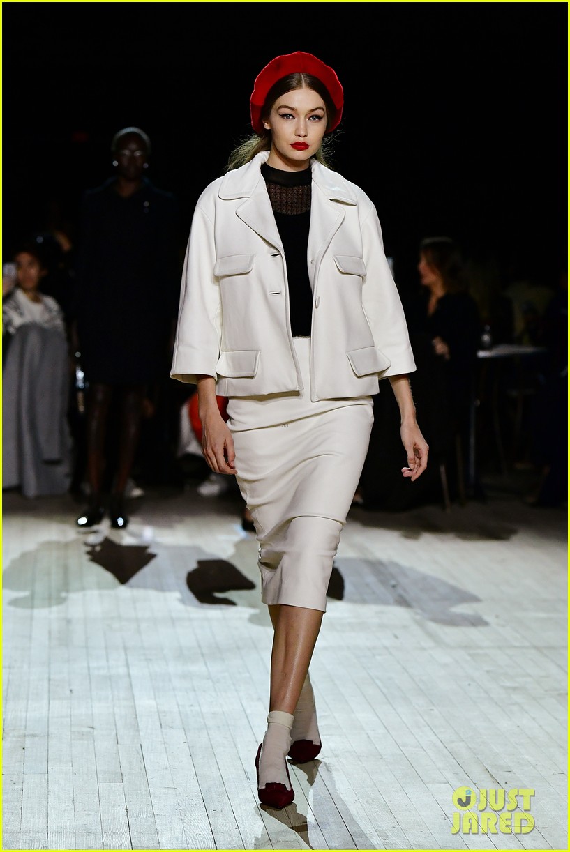 miley cyrus shows off rocking body walking in marc jacobs nyfw 14