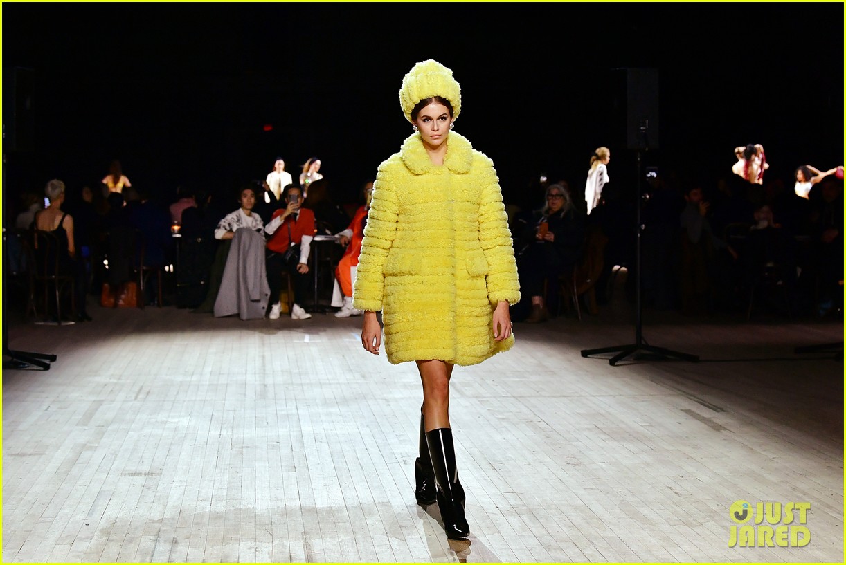 miley cyrus shows off rocking body walking in marc jacobs nyfw 15
