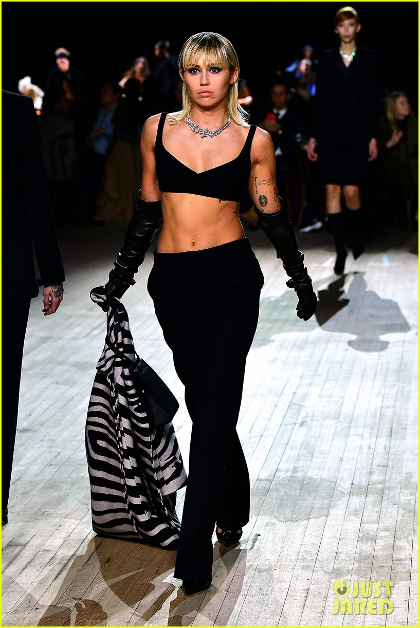 miley cyrus shows off rocking body walking in marc jacobs nyfw 18