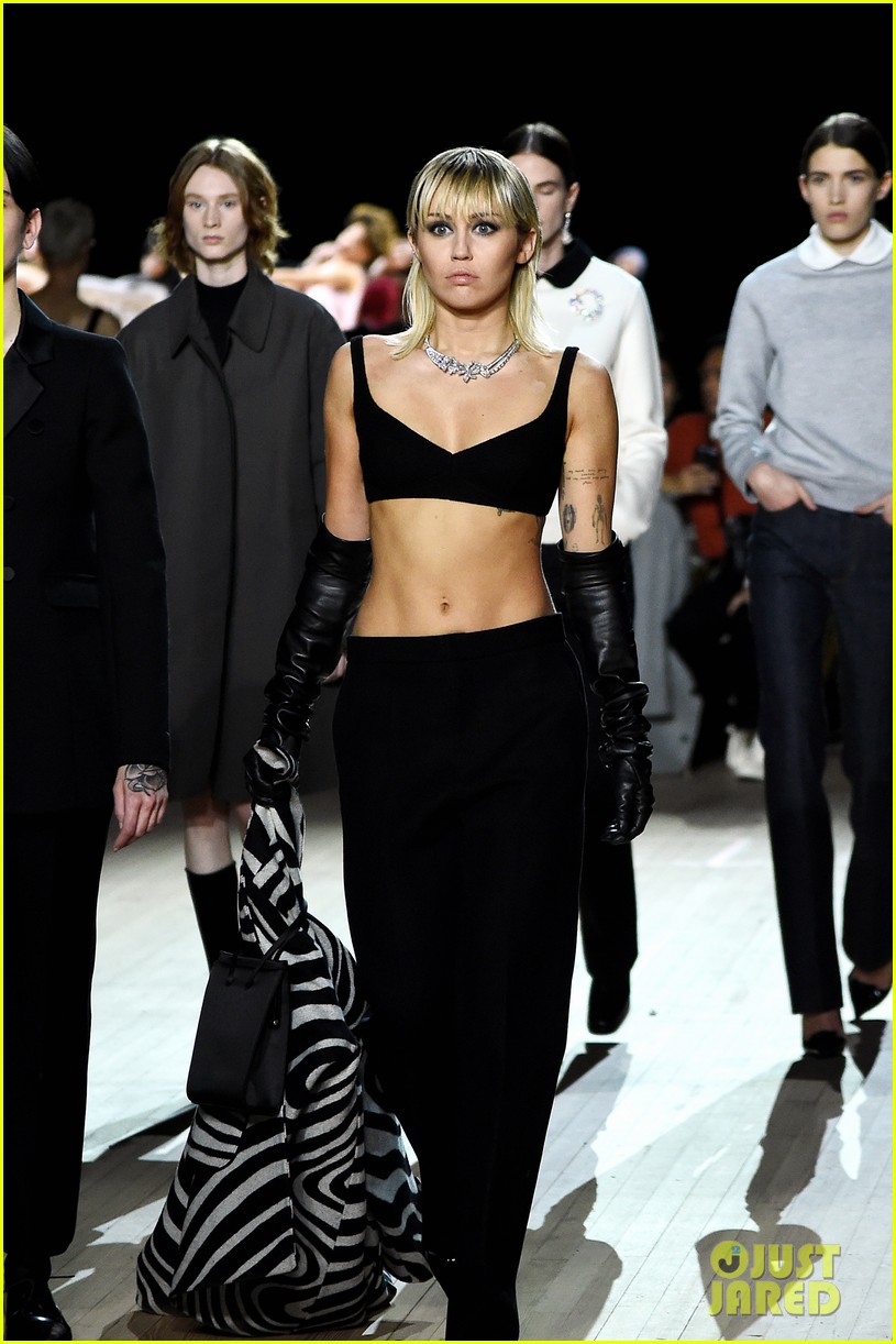 miley cyrus shows off rocking body walking in marc jacobs nyfw 22