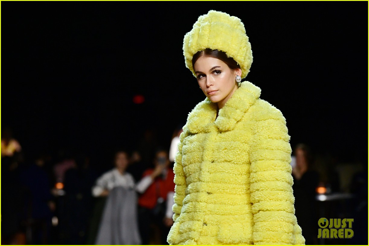 miley cyrus shows off rocking body walking in marc jacobs nyfw 25