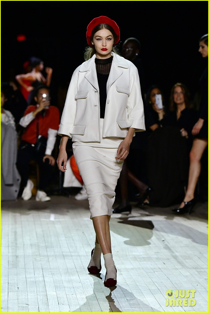 miley cyrus shows off rocking body walking in marc jacobs nyfw 28