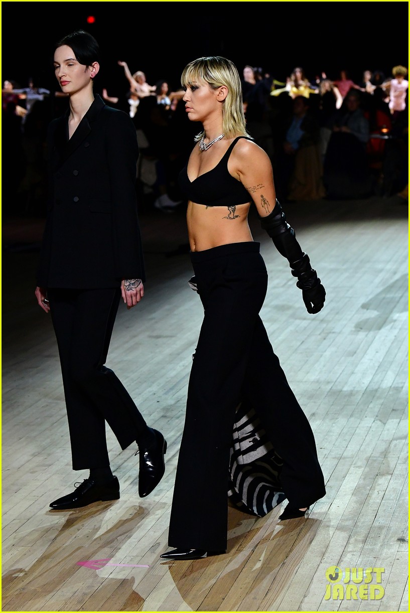 miley cyrus shows off rocking body walking in marc jacobs nyfw 30