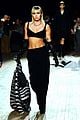 miley cyrus shows off rocking body walking in marc jacobs nyfw 03