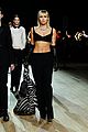 miley cyrus shows off rocking body walking in marc jacobs nyfw 13