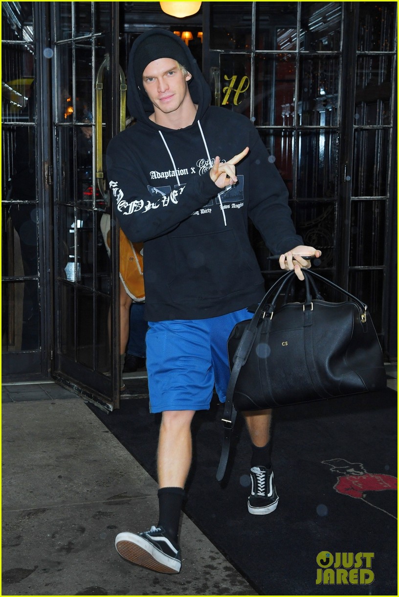miley cyrus cody simpson leave new york hotel after fashion week 06