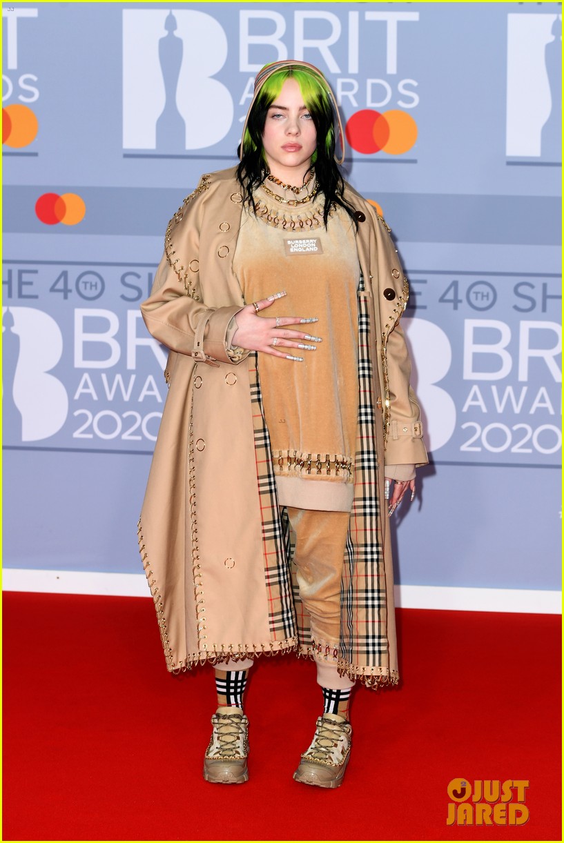 billie eilish matches her nails to her burberry outfit at brit awards 2020 01