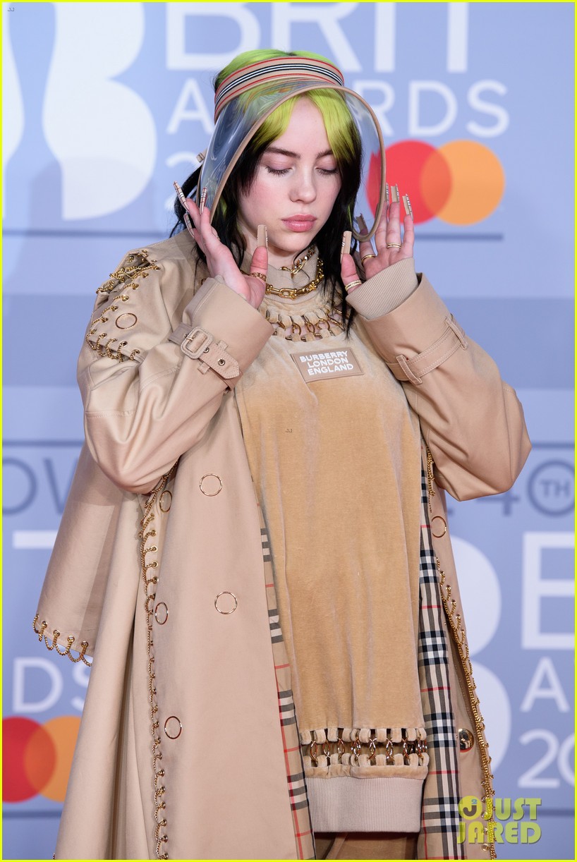 billie eilish matches her nails to her burberry outfit at brit awards 2020 03