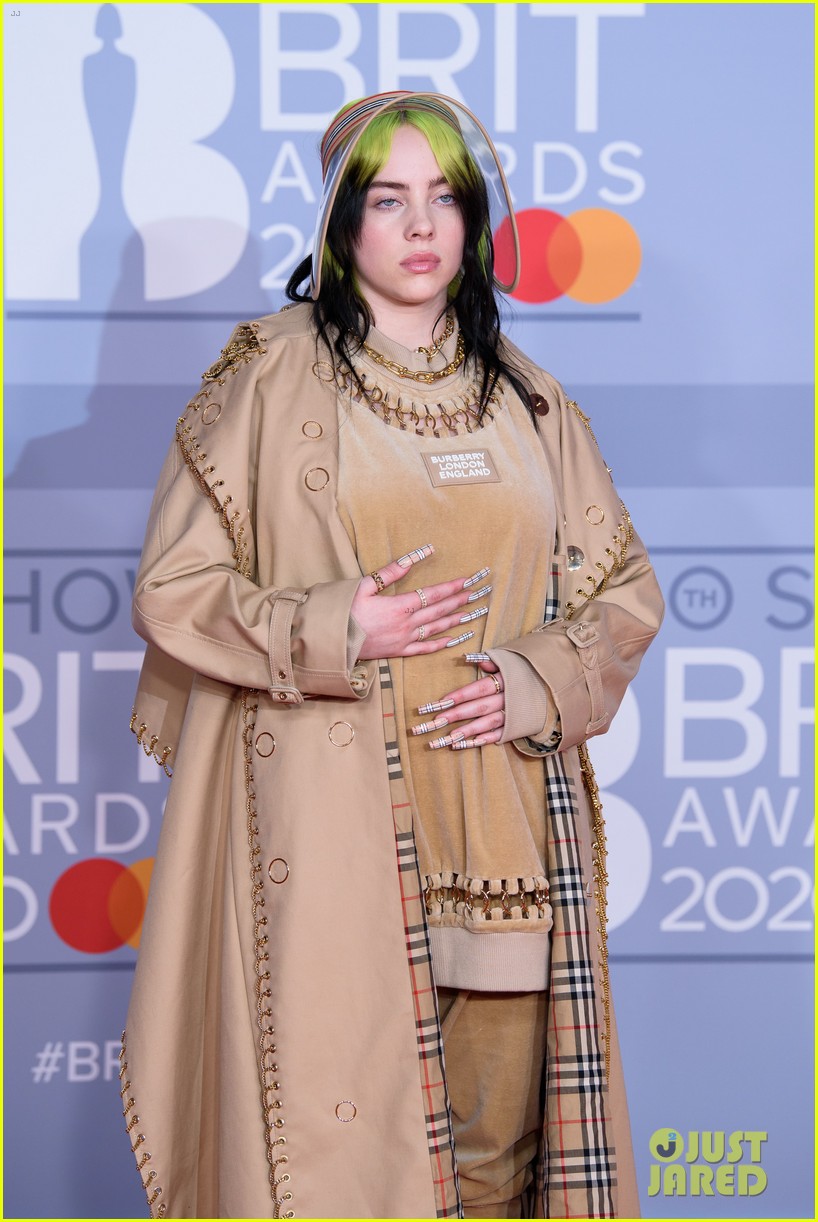 billie eilish matches her nails to her burberry outfit at brit awards 2020 06
