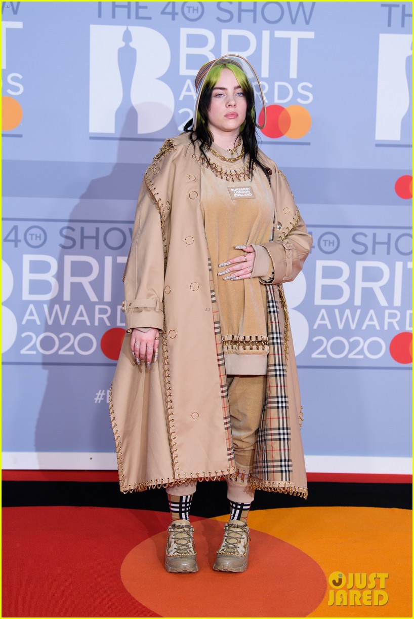 billie eilish matches her nails to her burberry outfit at brit awards 2020 15