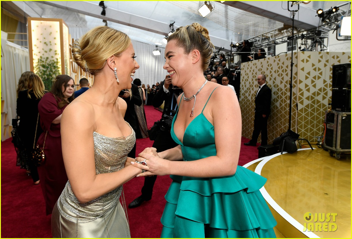 florence pugh shares cute moment with scarlett johansson at oscars 2020 04
