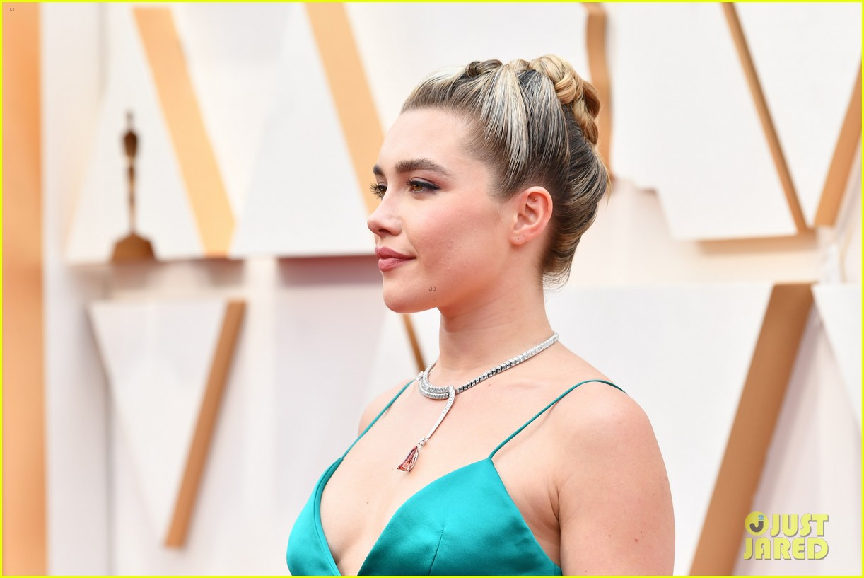 florence pugh shares cute moment with scarlett johansson at oscars 2020 07
