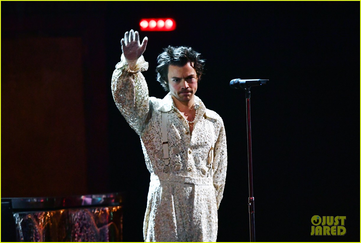 harrys styles performs in pearls and lace at brit awards 2020 02