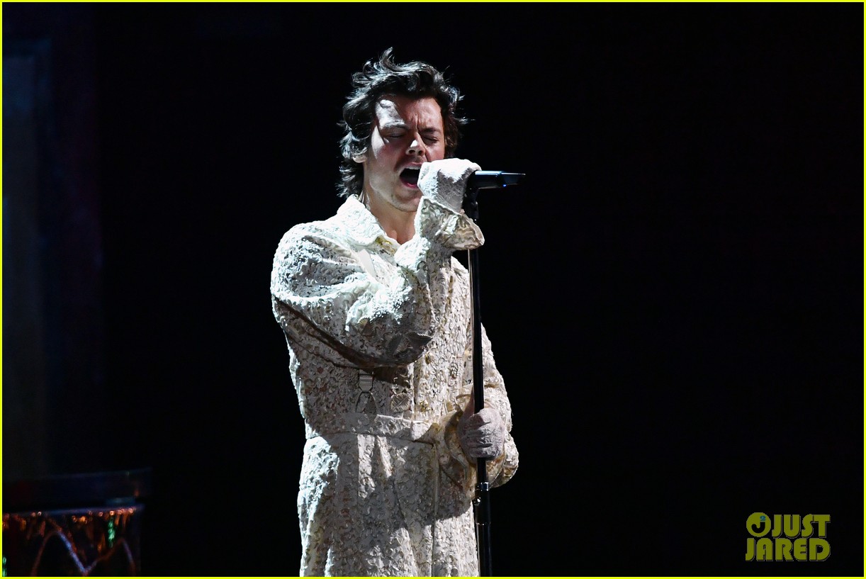 harrys styles performs in pearls and lace at brit awards 2020 03