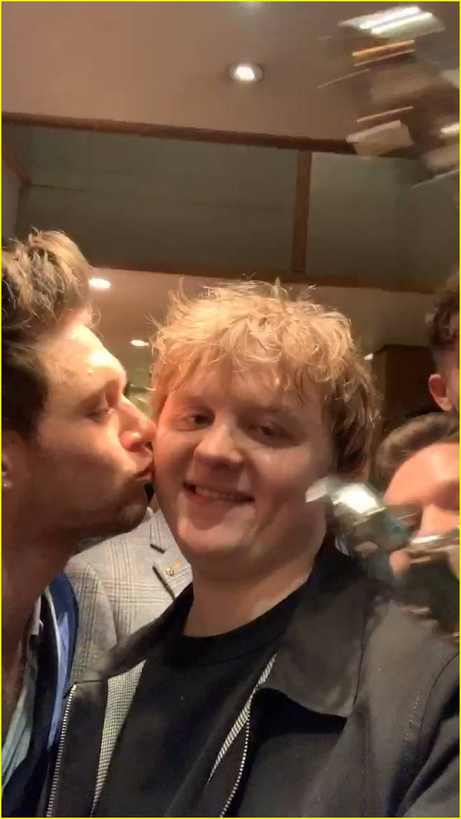 niall horan kisses lewis capaldi brit awards after party 01