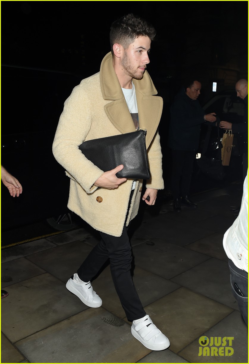 jonas brothers arrive back in london after dublin show 01