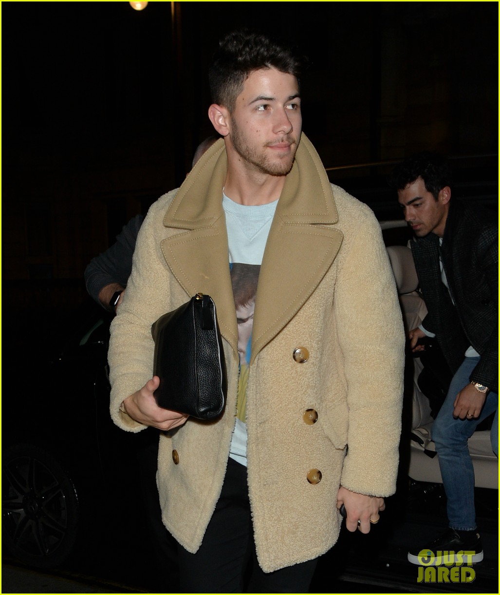 jonas brothers arrive back in london after dublin show 04