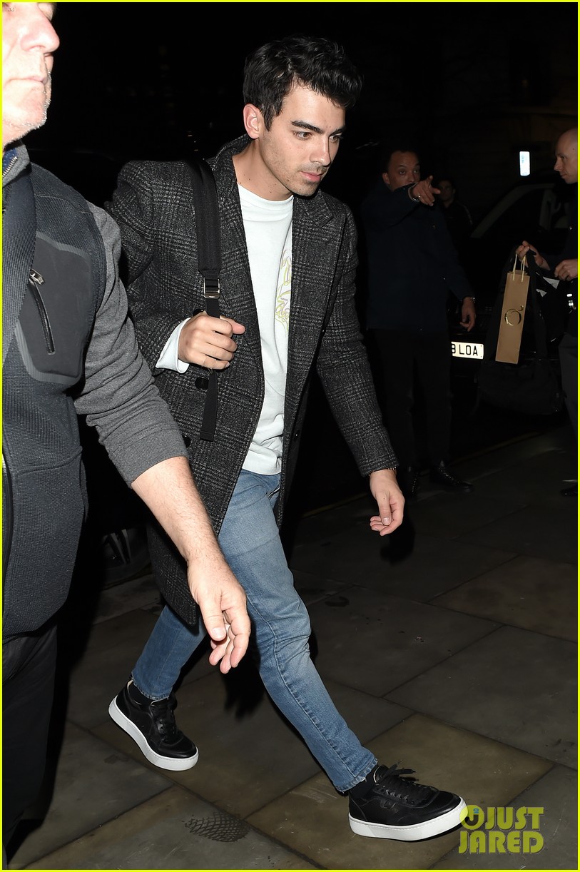 jonas brothers arrive back in london after dublin show 05