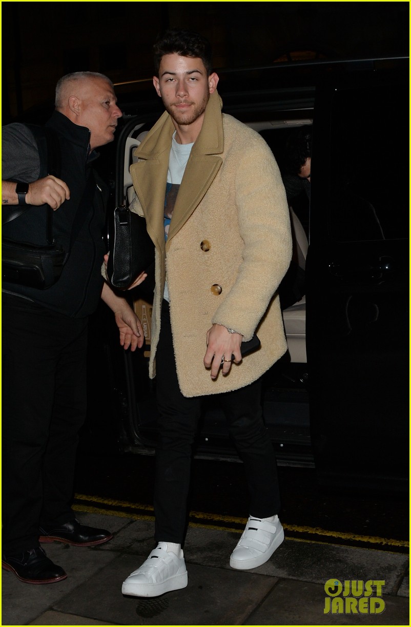 jonas brothers arrive back in london after dublin show 06