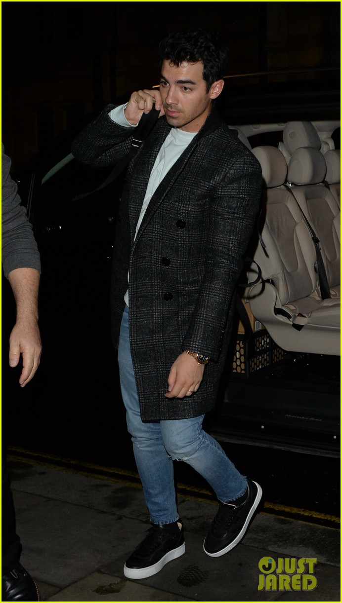 jonas brothers arrive back in london after dublin show 07