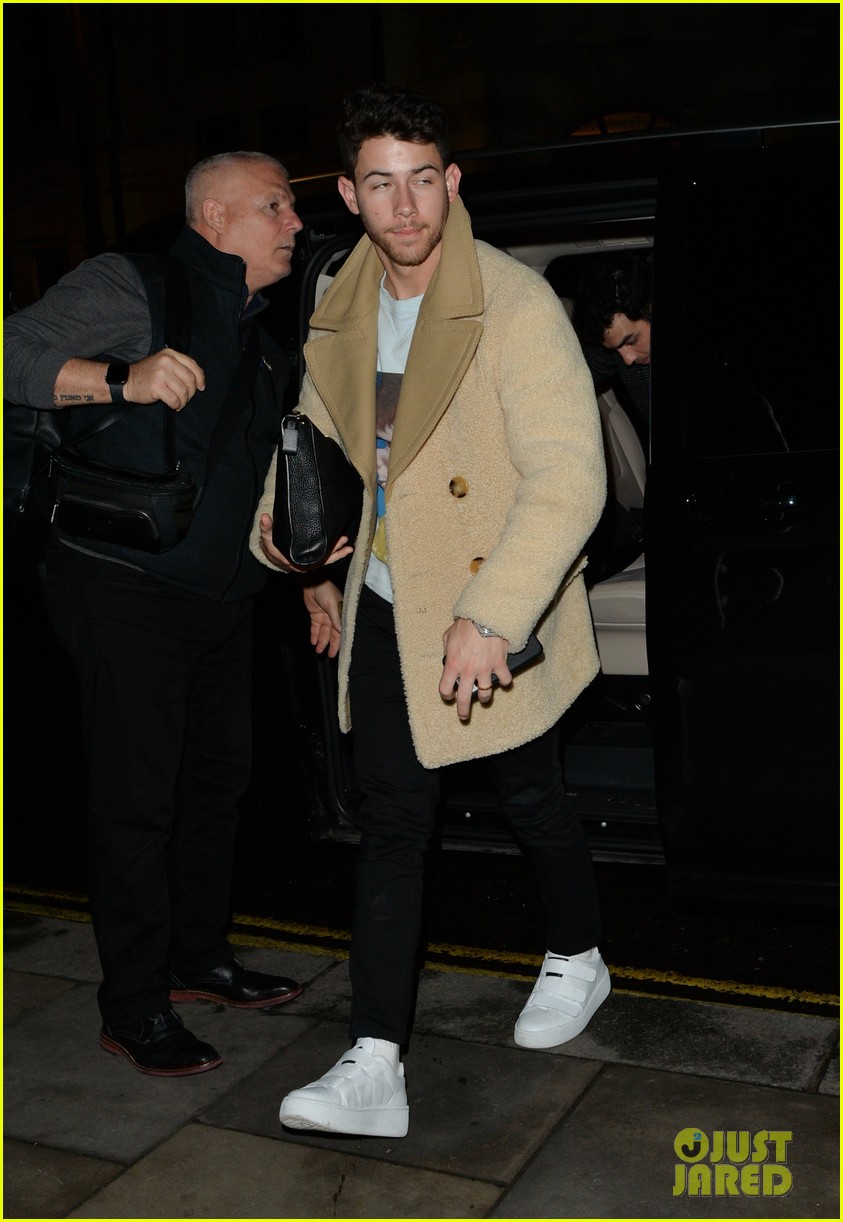jonas brothers arrive back in london after dublin show 08