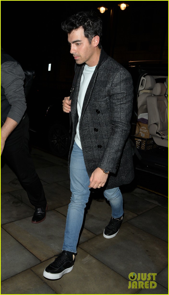 jonas brothers arrive back in london after dublin show 09