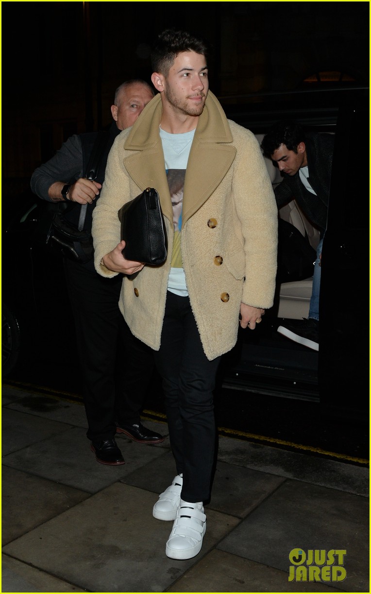 jonas brothers arrive back in london after dublin show 10