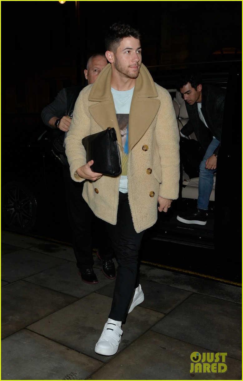 jonas brothers arrive back in london after dublin show 11