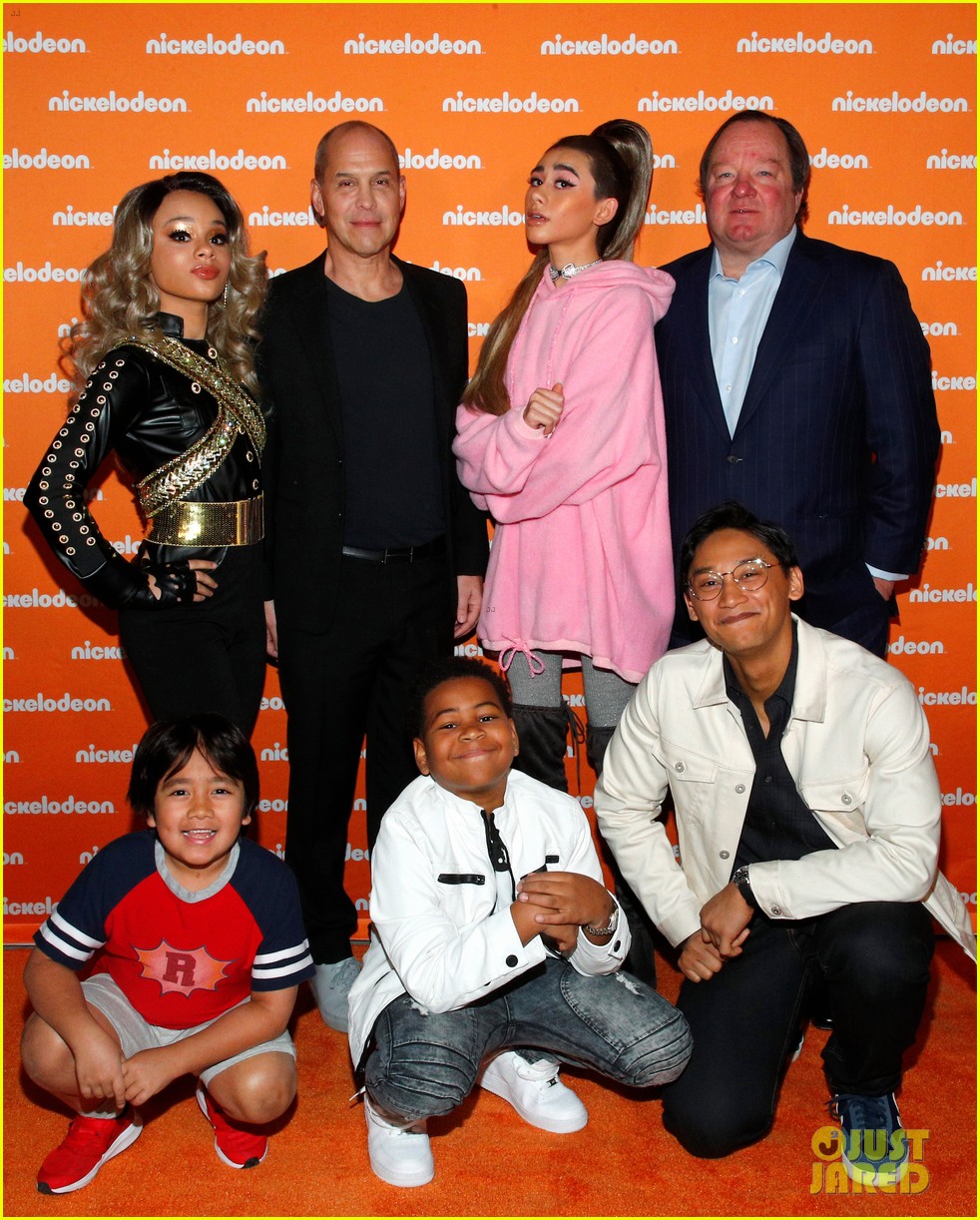 nathan janak gabrielle green dress up as ariana grande beyonce for nickelodeon event 01