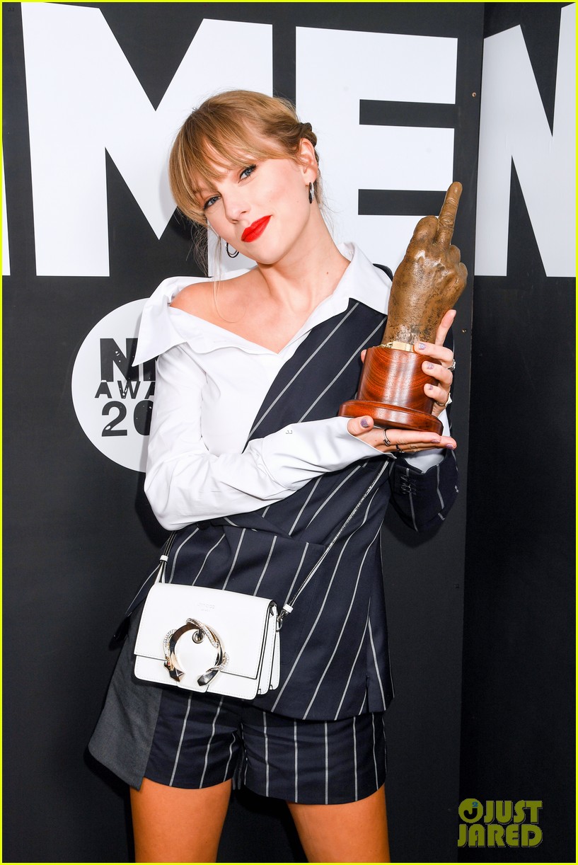 taylor swift wins best solo act in the world at nme awards 01
