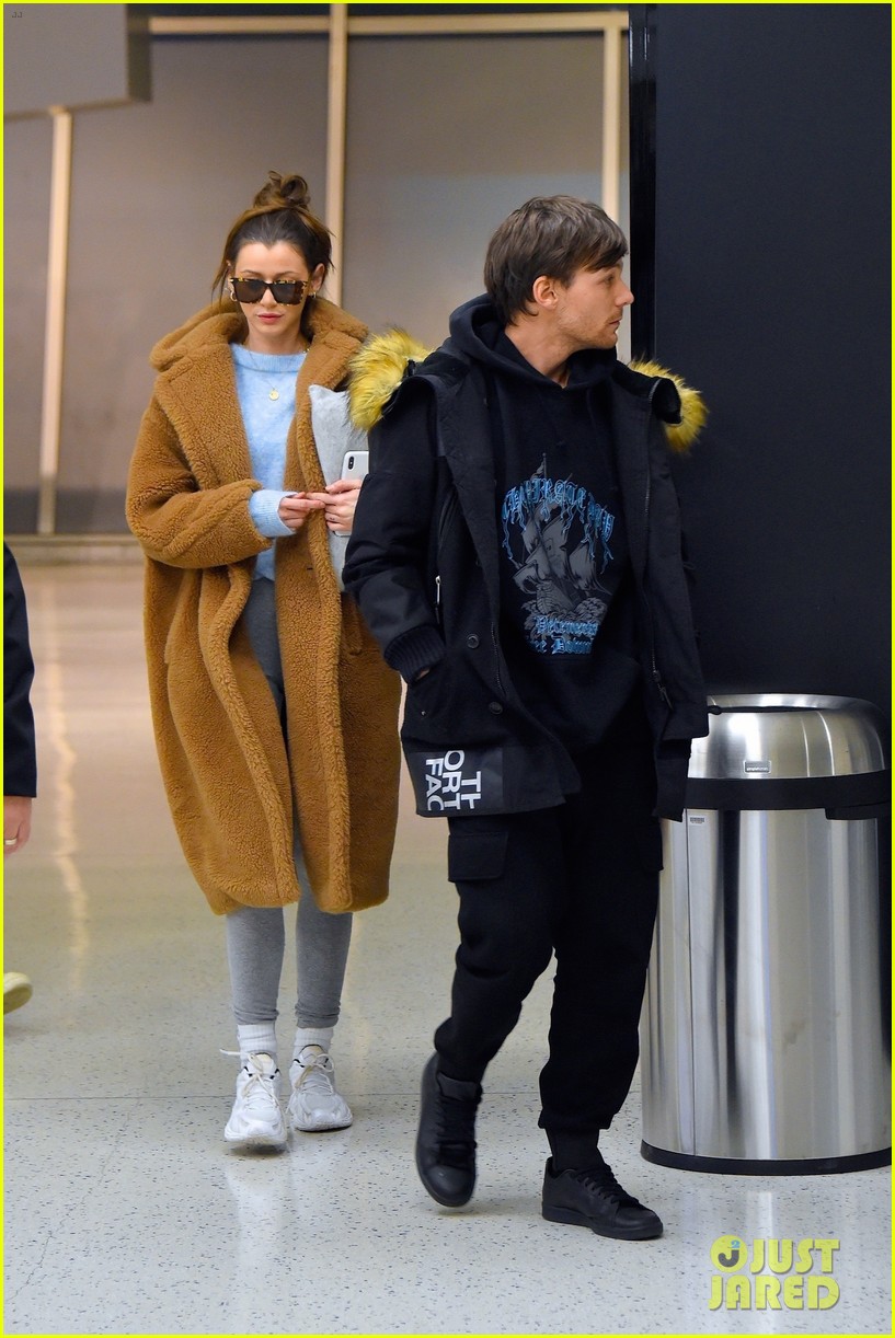 louis tomlinson catches flight out of nyc after not sleeping 27 hours 01