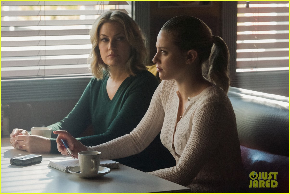 veronica heads to new york to visit an old friend on riverdale 04