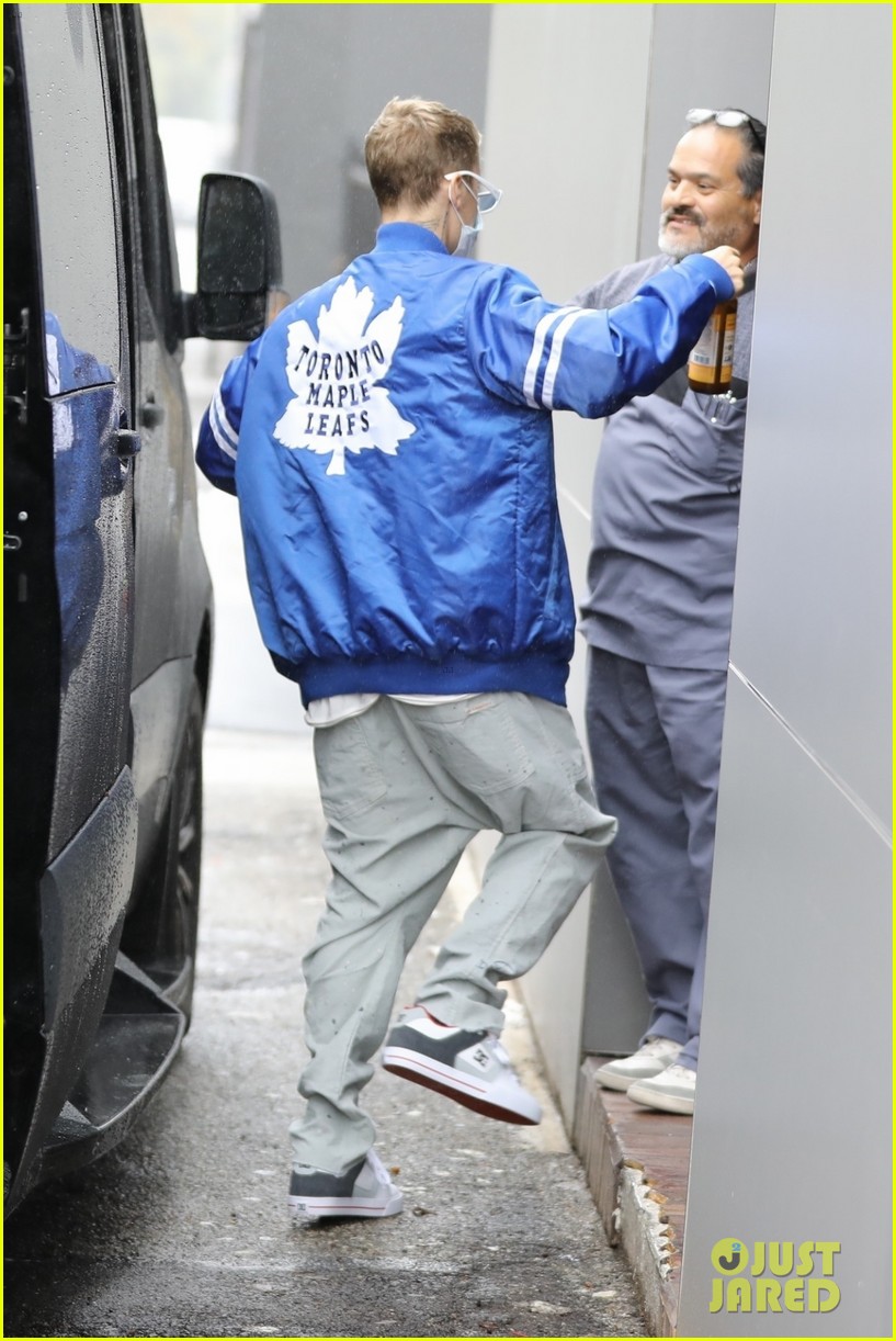 justin bieber wears face mask while going to doctors office 04