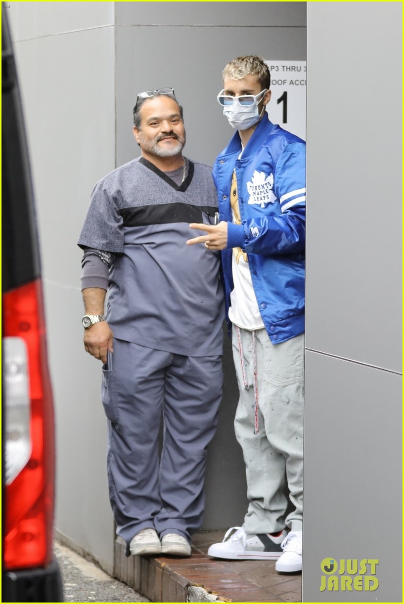 justin bieber wears face mask while going to doctors office 06