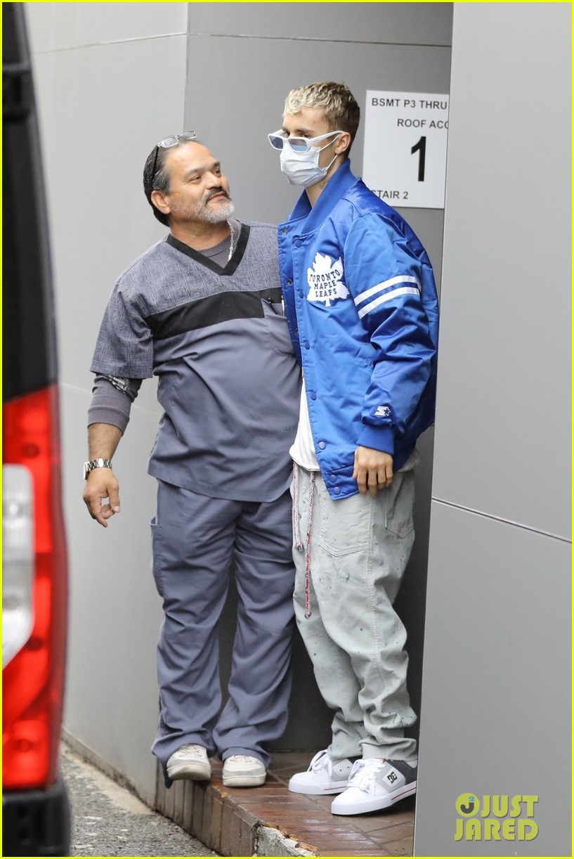 justin bieber wears face mask while going to doctors office 08
