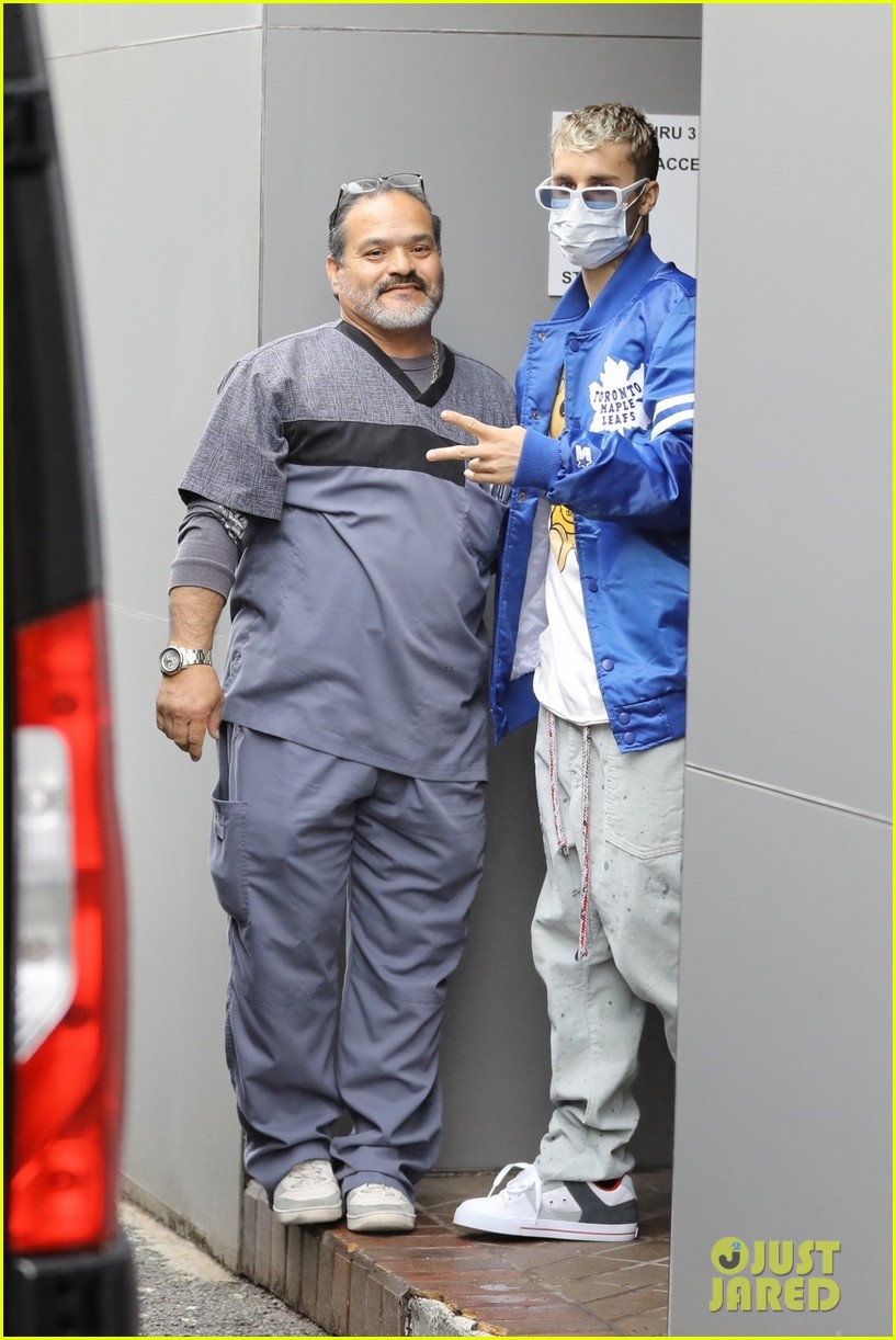justin bieber wears face mask while going to doctors office 09