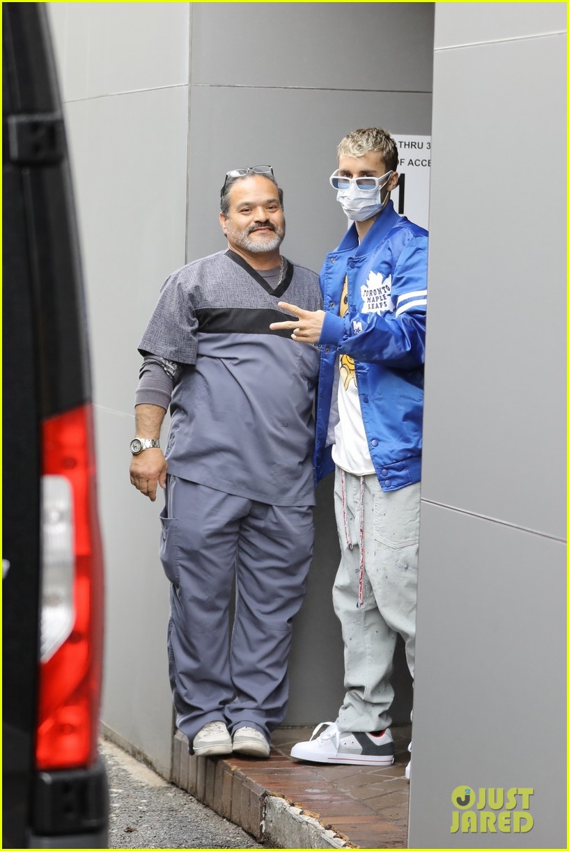 justin bieber wears face mask while going to doctors office 10