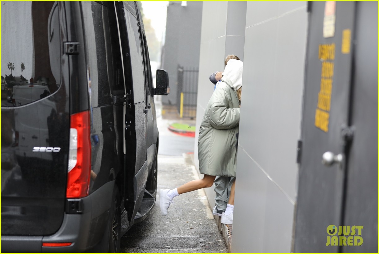 justin bieber wears face mask while going to doctors office 20