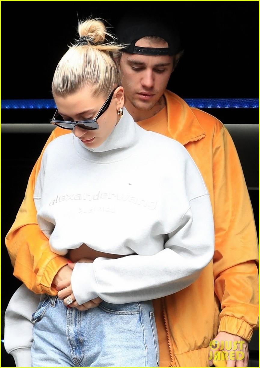 Justin Bieber Cozies Up to Wife Hailey on His Birthday! Photo 1290443(02)