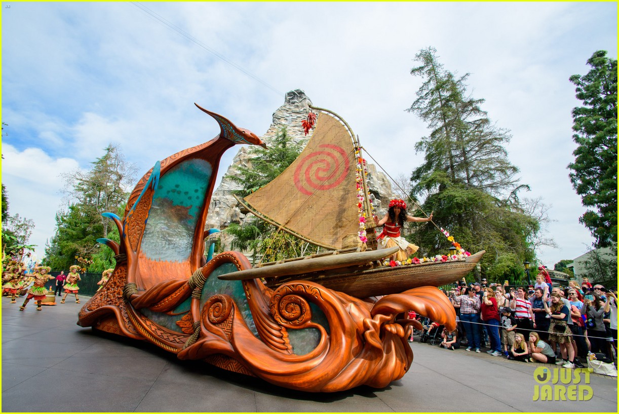 disneylands gives fans disney magic with parade video 02
