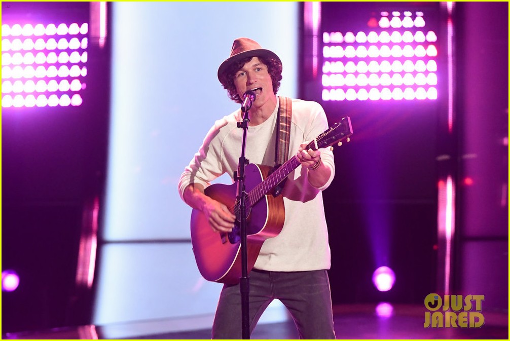 nick jonas joins kevin farris on stage to perform lovebug on the voice 01