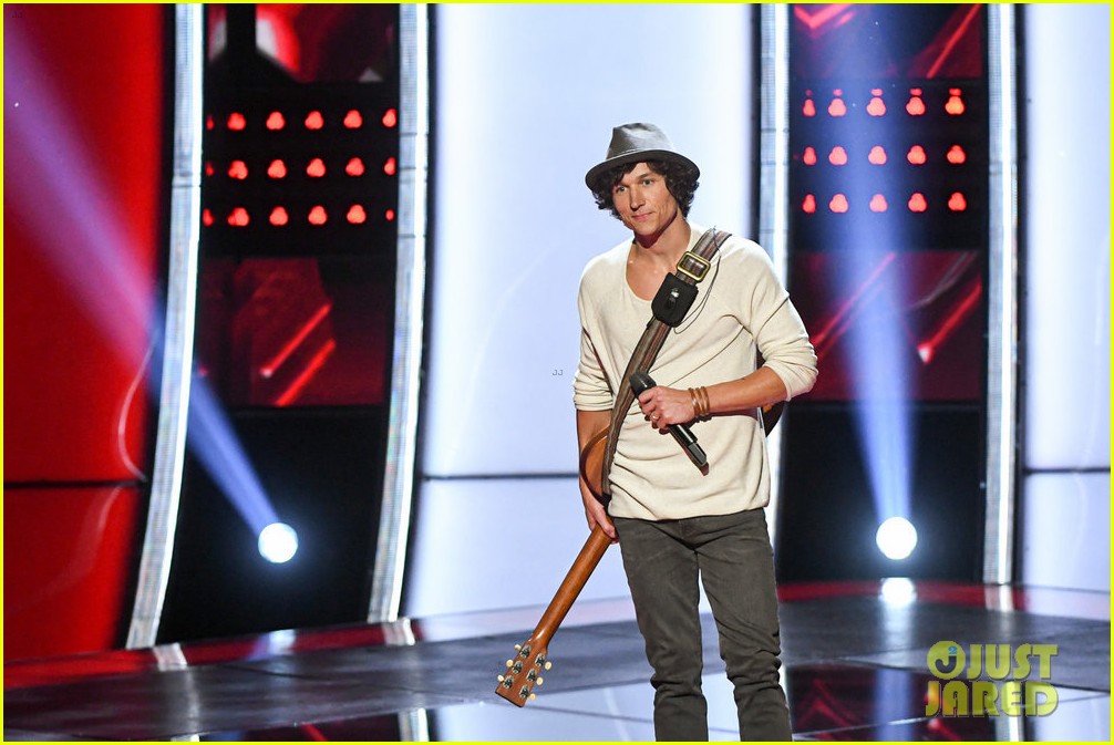 nick jonas joins kevin farris on stage to perform lovebug on the voice 03