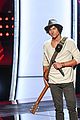 nick jonas joins kevin farris on stage to perform lovebug on the voice 03