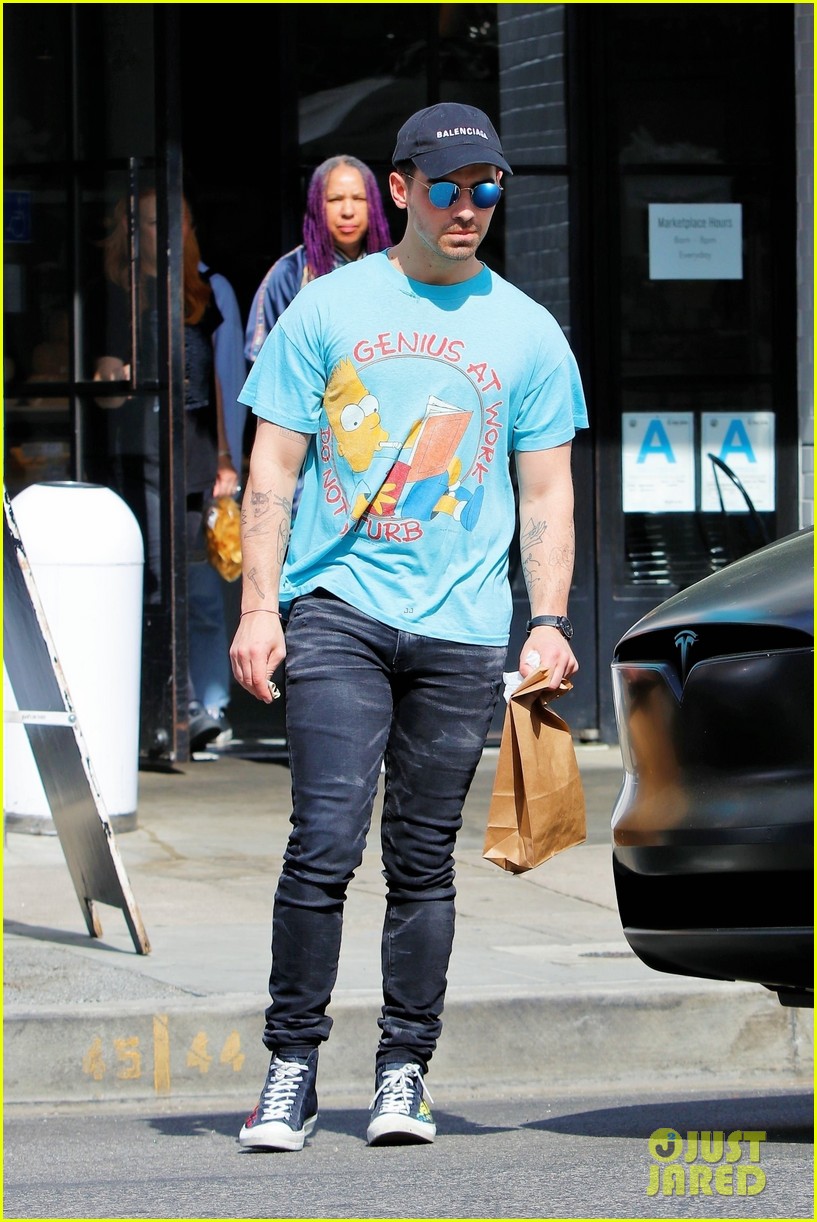 joe jonas gets handsy with sophie turner on lunch outing 08