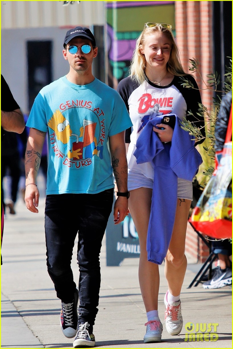 joe jonas gets handsy with sophie turner on lunch outing 09