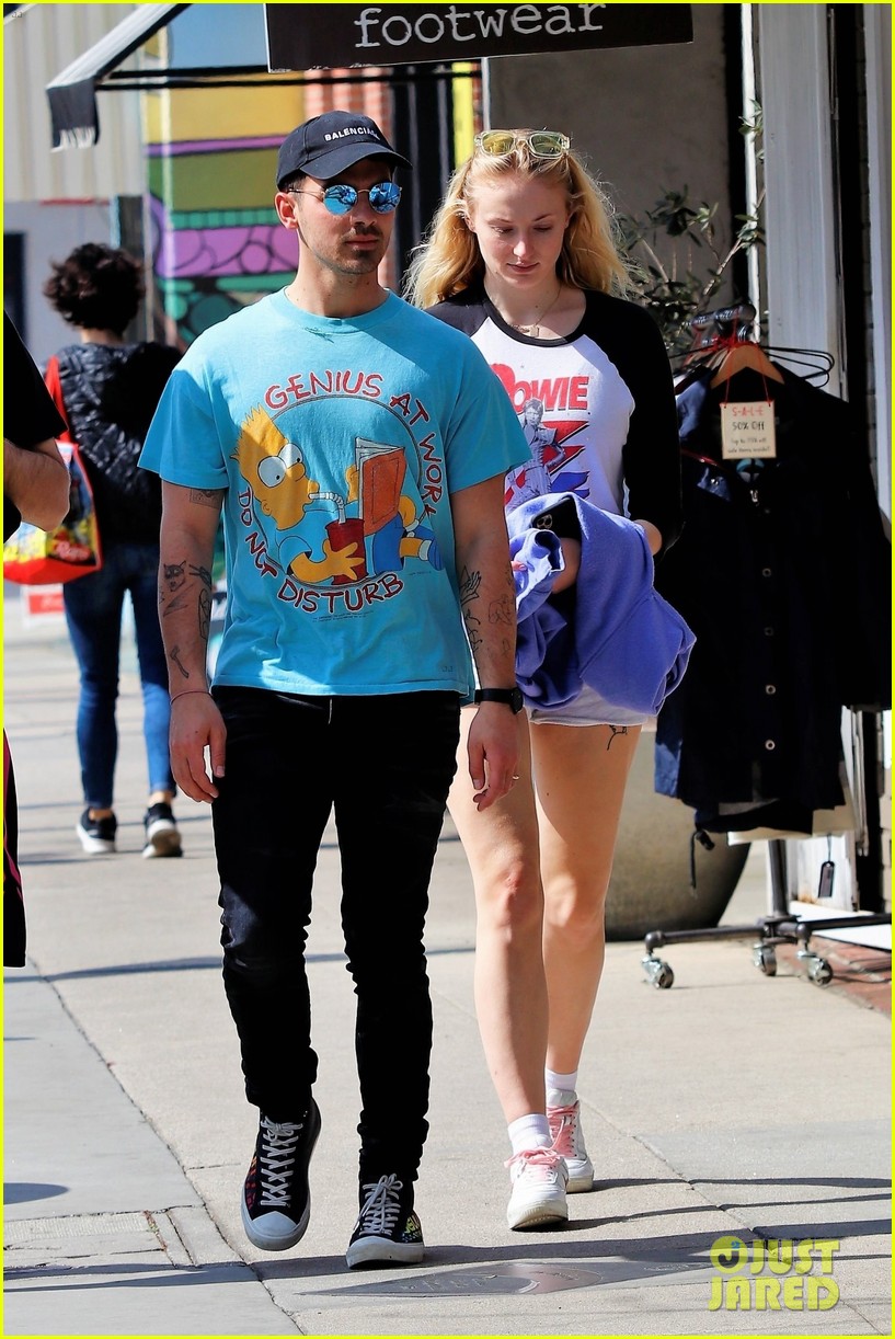 joe jonas gets handsy with sophie turner on lunch outing 12