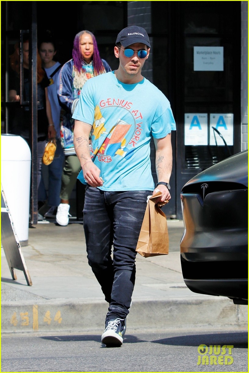 joe jonas gets handsy with sophie turner on lunch outing 16