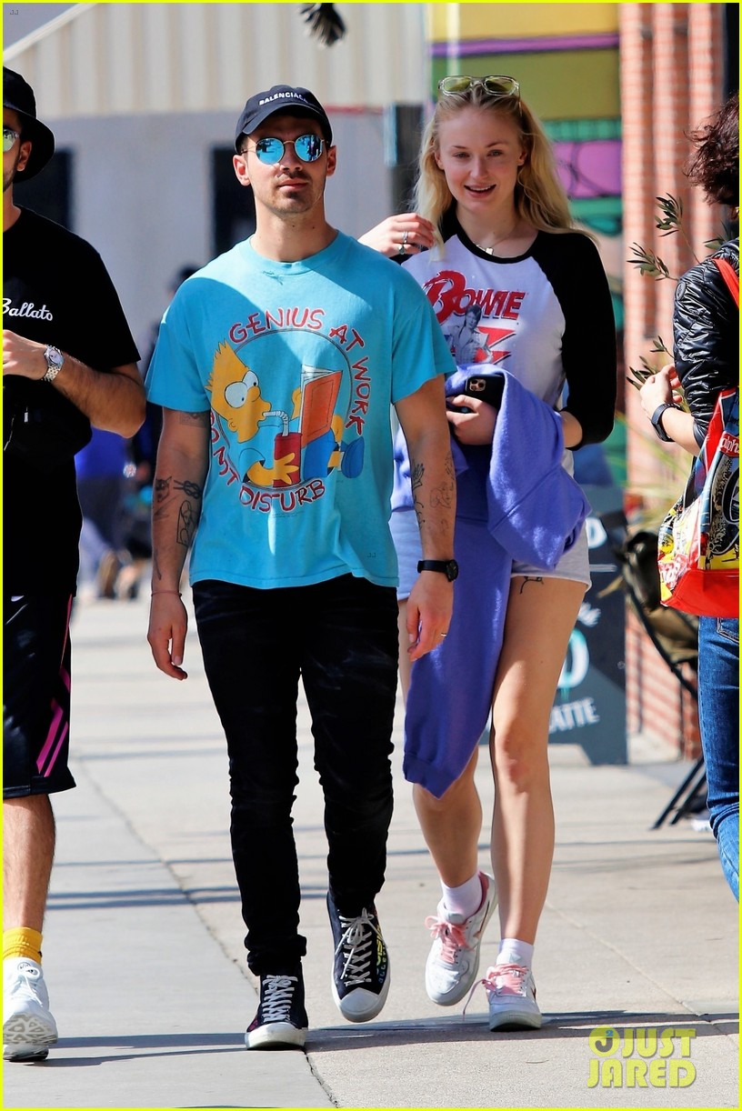 joe jonas gets handsy with sophie turner on lunch outing 20